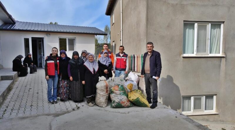 Domaniç’te kadın üreticilere 300 kilo dikimlik sarımsak dağıtıldı 1