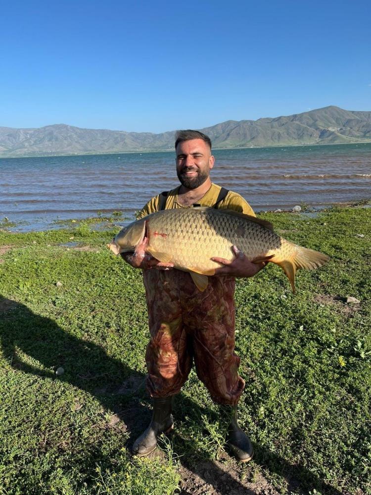 Elazığ’da amatör balıkçı 32 kiloluk dev sazan yakaladı