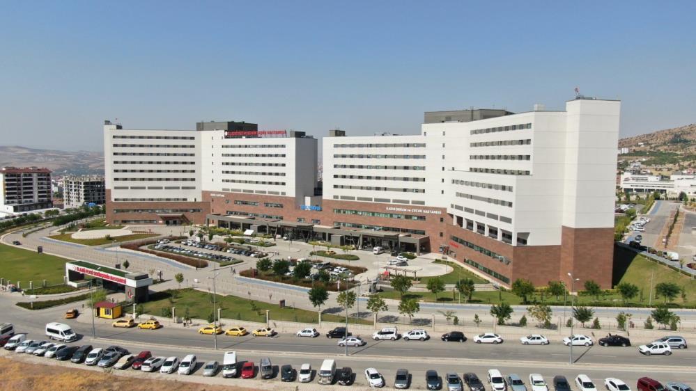 Elazığ’da balkondan düşen çocuk yaralandı