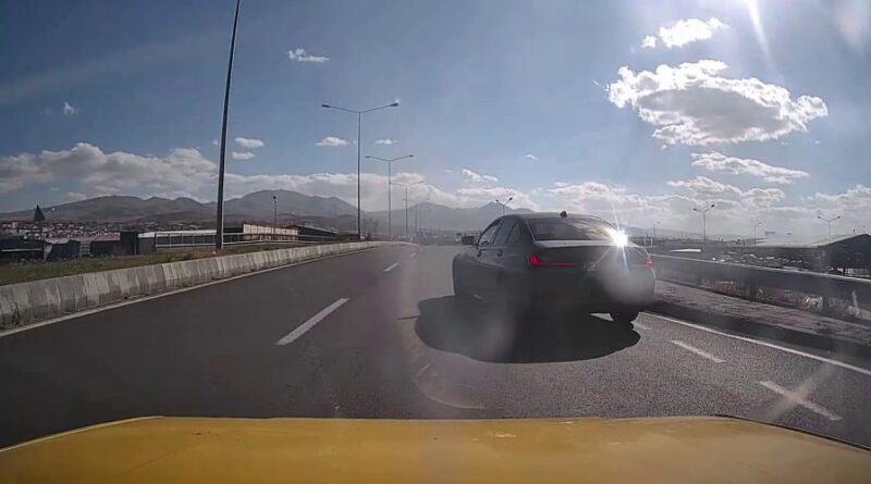 Erzurum-Artvin karayolunda tehlikeli anlar: Kontrolsüz şekilde ana yola çıkan araç kazaya neden oluyordu 1