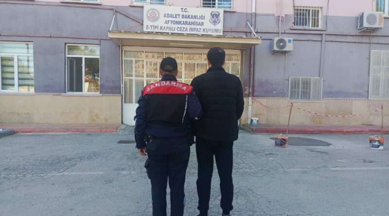 Farklı suçlardan 20 yıl hapis cezasıyla aranan şahsı jandarma yakaladı 1