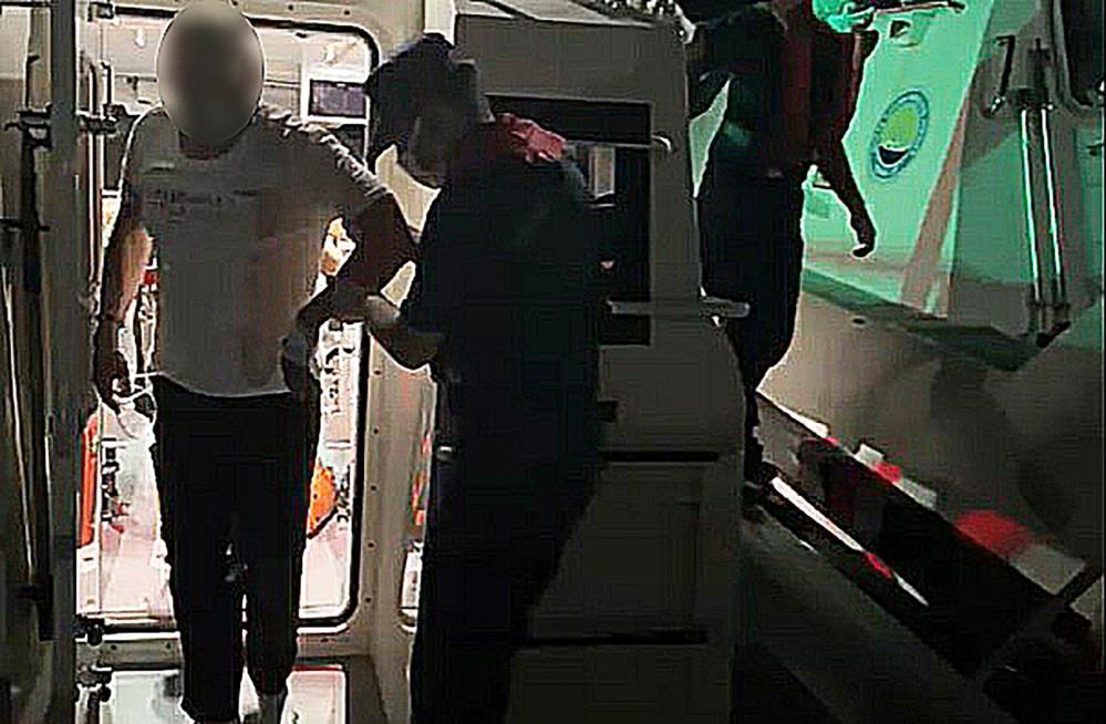 Fethiye’de ticari yatta rahatsızlanan vatandaşa Sahil Güvenlikten tıbbi tahliye