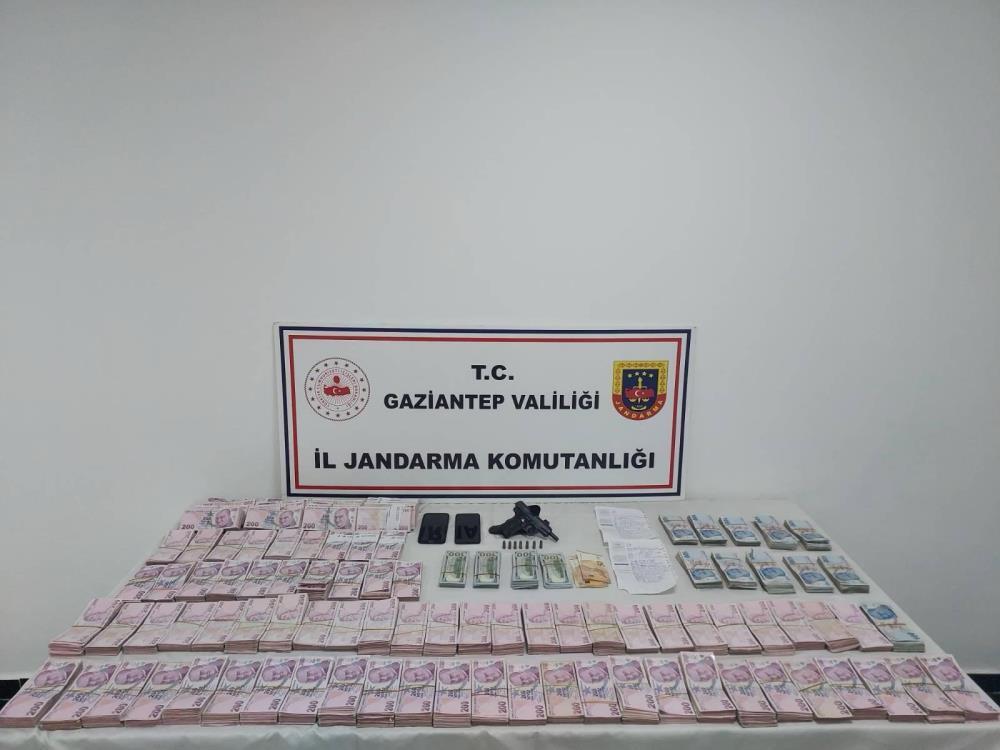 Gaziantep’te 1,6 milyon TL değerinde 34 bin litre kaçak akaryakıt ele geçirildi