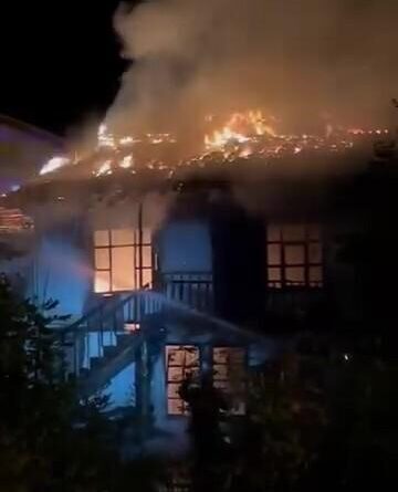 Gümüşhacıköy’de yangında 2 ev zarar gördü 1