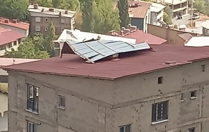 Hakkari’de şiddetli rüzgar çatılara zarar verdi 1