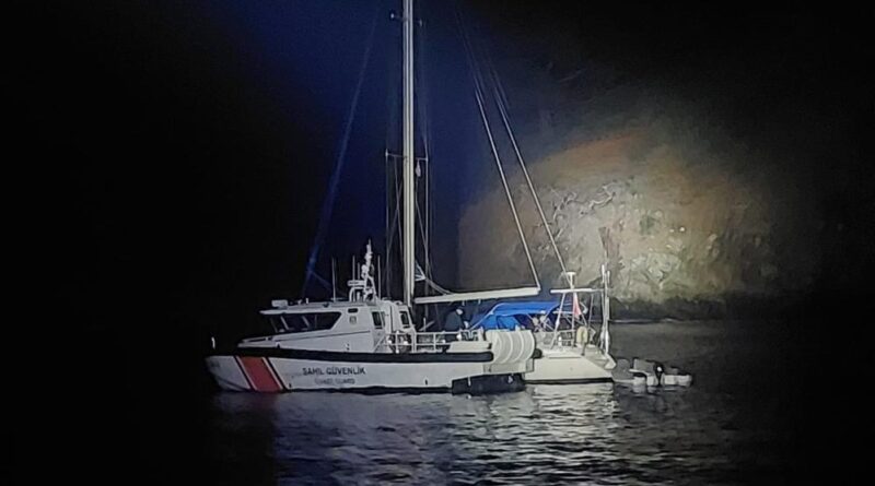 İtalya rotasındaki yelkenli teknede 4 göçmen kaçakçısı ve 35 düzensiz göçmen yakalandı 1