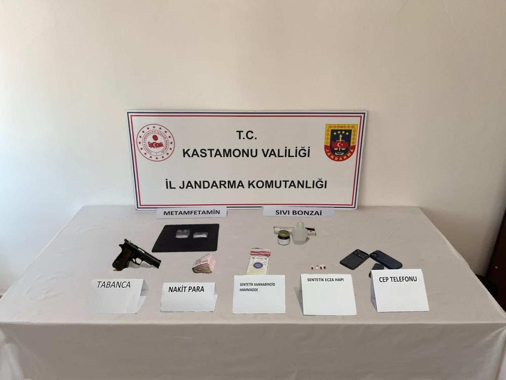 Kastamonu’da binlerce sentetik ecza hapıyla yakalanan 2 kişi tutuklandı