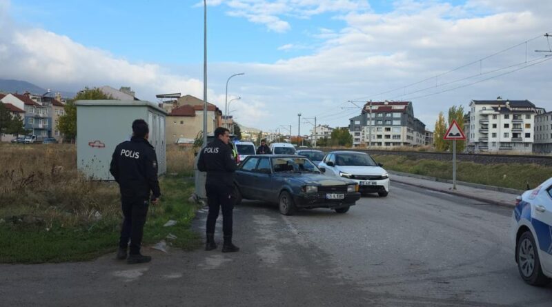 Kütahya'da otomobilin çarptığı 2 kişi yaralandı 1