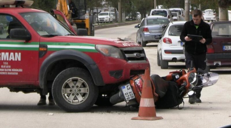 Kütahya'da pikap ile motosiklet çarpıştı: 1 yaralı 1
