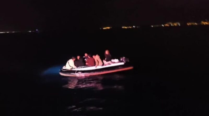 Lastik botta 6 düzensiz göçmen yakalandı 1