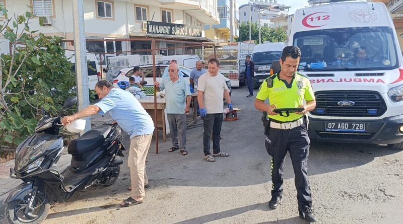 Manavgat'ta devrilen motosikletin sürücüsü yaralandı 1