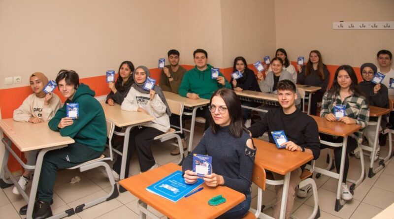 Menemen’de 10 bin öğrenciye dijital eğitim paketi desteği 1