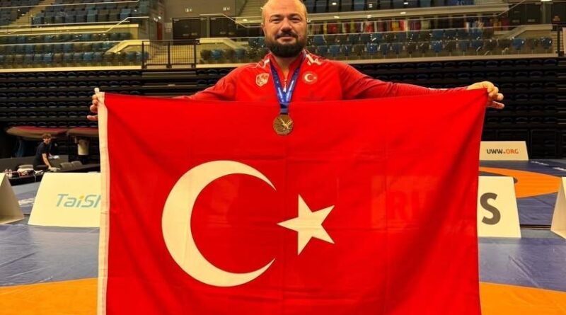 Milli güreşçi Sarıçiçek dünya üçüncüsü oldu 1