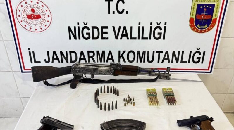 Niğde’de ruhsatsız silah operasyonu: Kaleşnikof ve tabancalar ele geçirildi 1