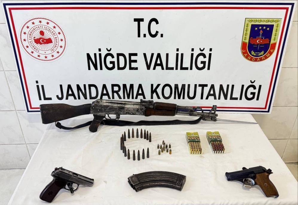 Niğde’de ruhsatsız silah operasyonu: Kaleşnikof ve tabancalar ele geçirildi
