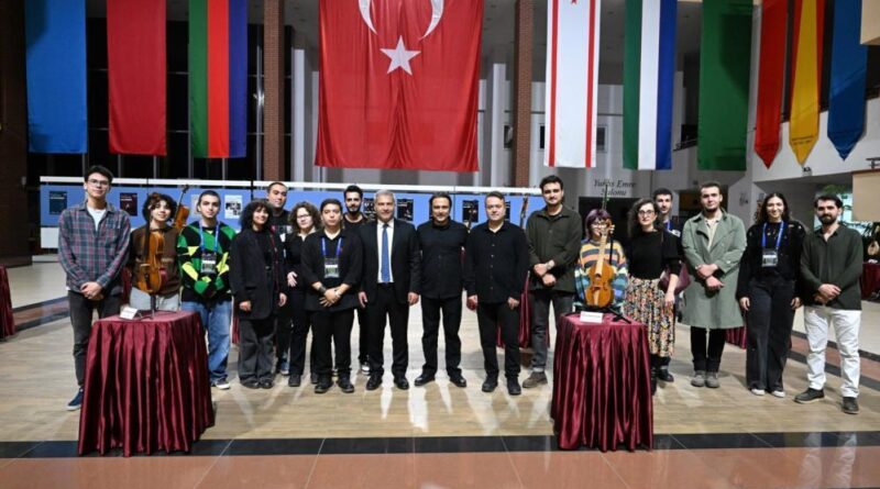 Rektör Adıgüzel, Çalgı Yapımı ve Onarımı Bölümü öğrencilerinin sergisini gezdi 1