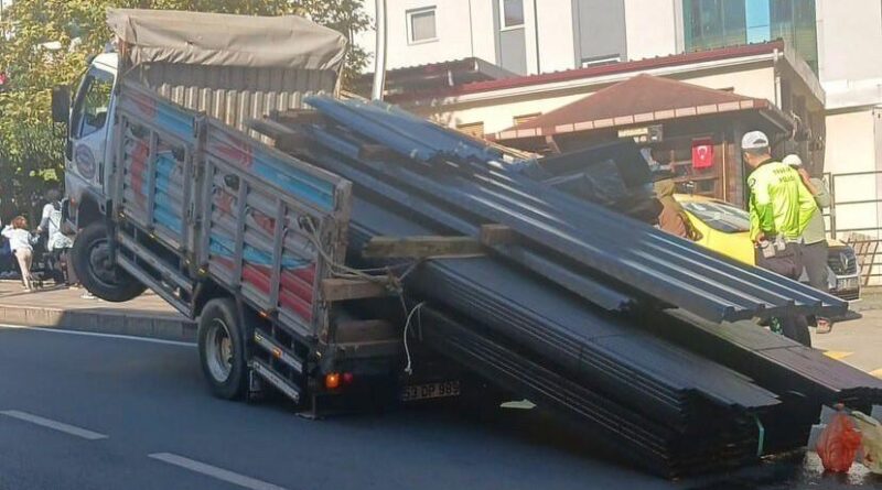 Rize’de seyir halindeki kamyon şaha kalktı 1