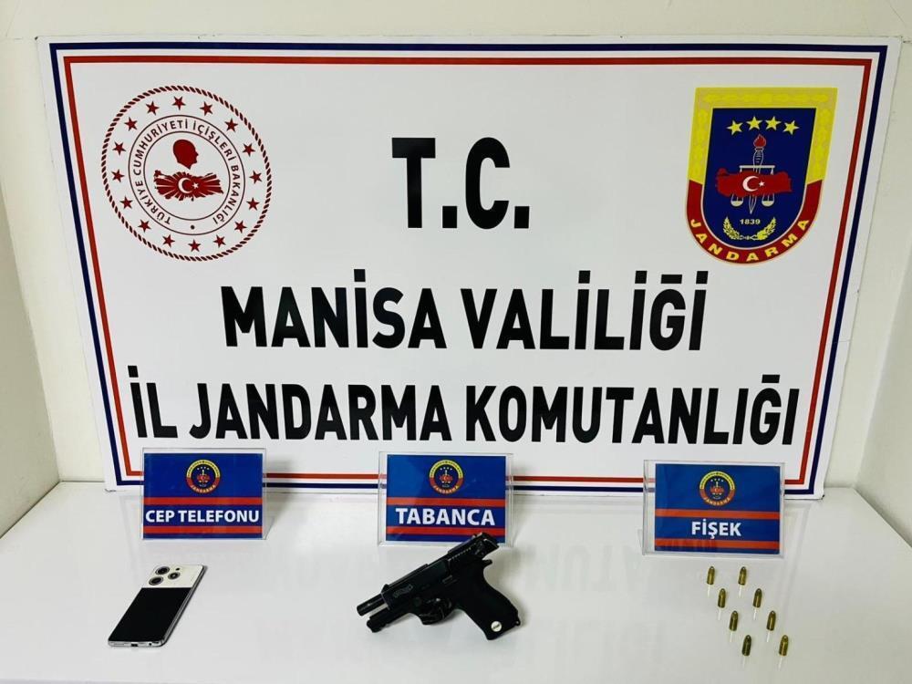 Salihli’de şüpheliden ruhsatsız tabanca ve mermi çıktı