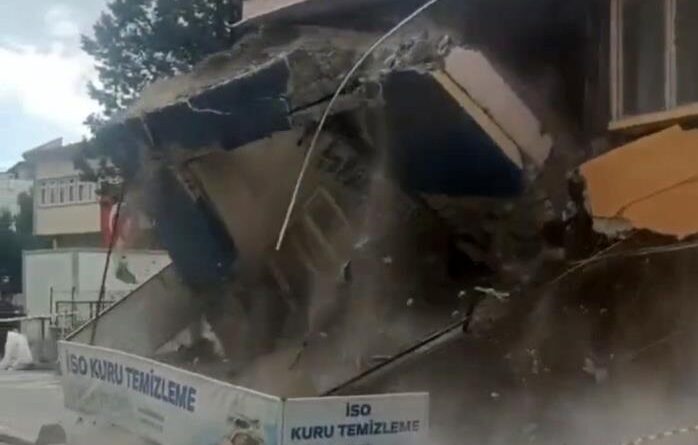 Sındırgı'da depremde hasar gören bina kendiliğinden yıkıldı 1