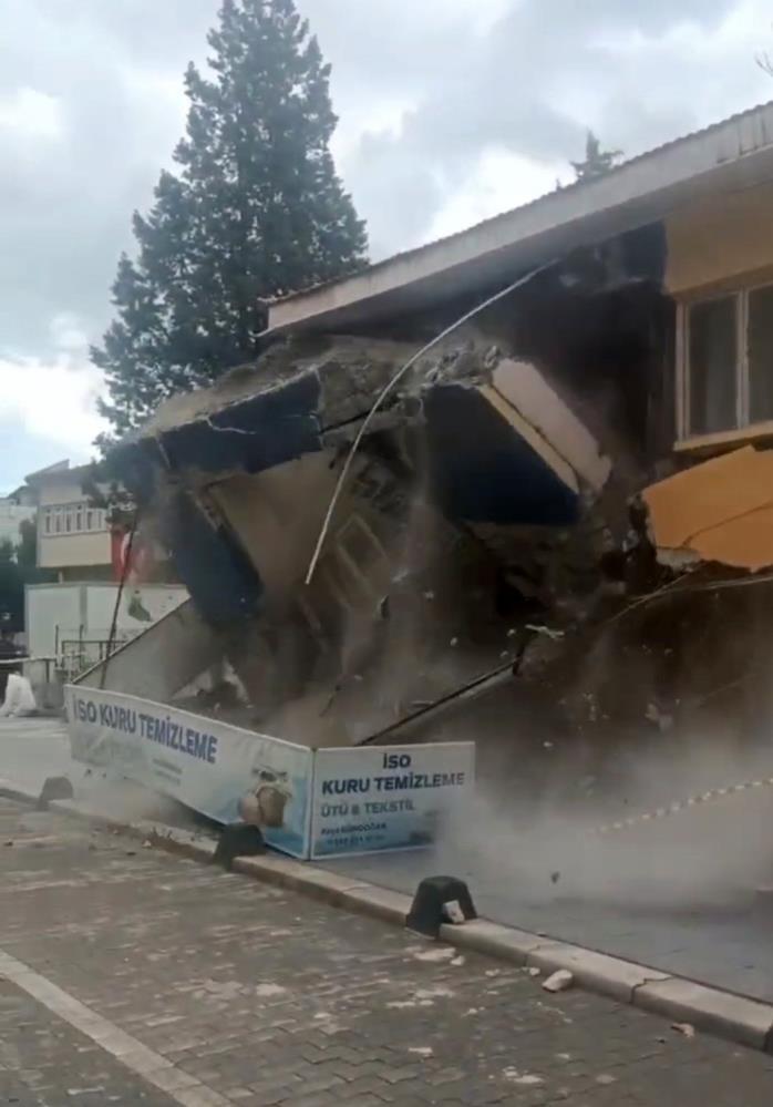 Sındırgı’da depremde hasar gören bina kendiliğinden yıkıldı