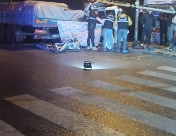 Sultanbeyli’de polisin "dur" ihtarına uymayan araç tıra arkadan çarptı: 1 ölü 5