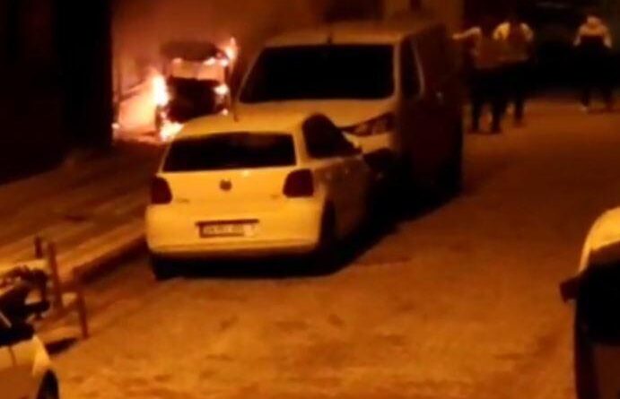 Sultangazi’de elektrikli araç yanarak küle döndü 1