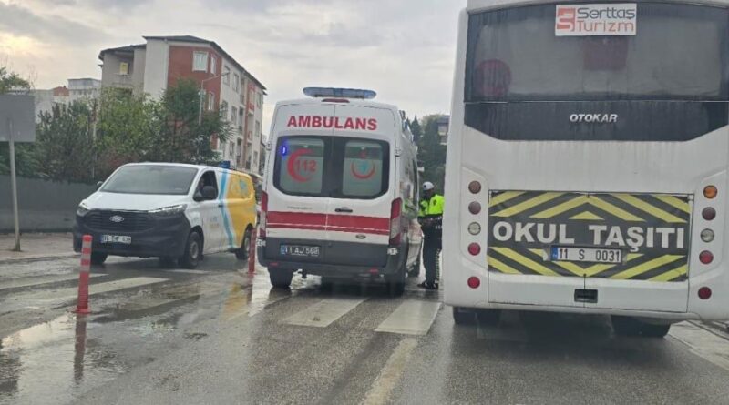 Ters istikamete dönmeye çalışan kamyonete motosiklet çarptı: 1 yaralı 1