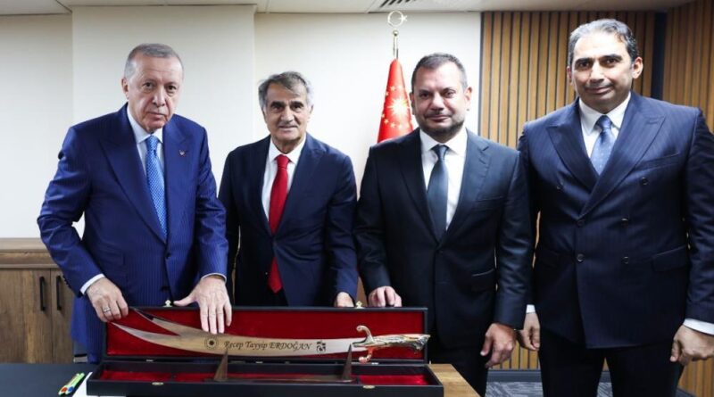 Trabzonspor'dan Cumhurbaşkanı Erdoğan'a Sürmene kılıcı hediyesi 1