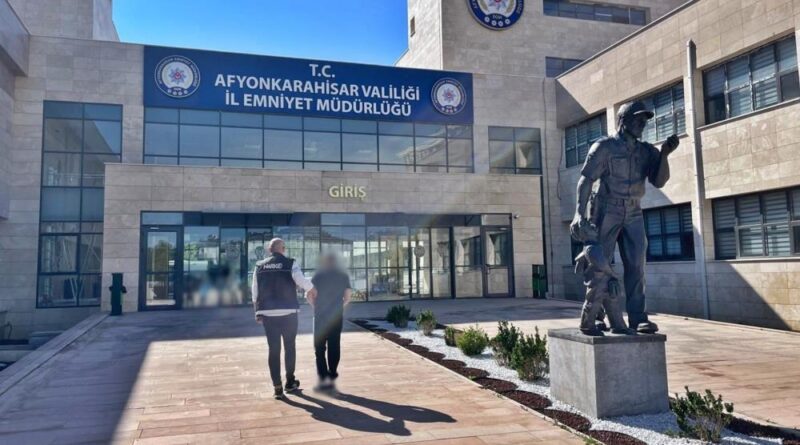 Uyuşturucu ticareti suçundan aranan şahsı polis yakaladı 1