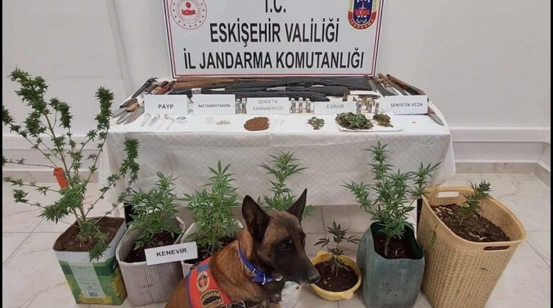 Uyuşturucu ve silah bulunduran 7 şüpheli jandarma tarafından yakalandı 1