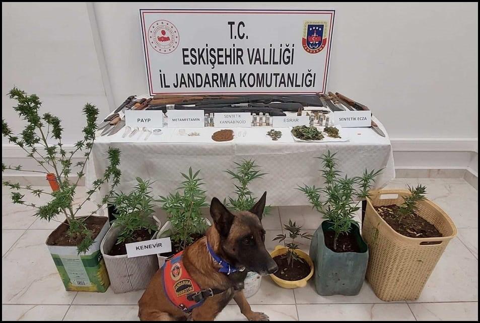 Uyuşturucu ve silah bulunduran 7 şüpheli jandarma tarafından yakalandı