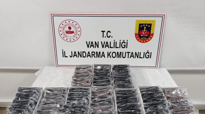 Van'da 150 bin lira değerinde kaçak 250 adet gözlük ele geçirildi 1