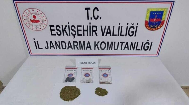 Yol kontrolünde durdurulan araçta uyuşturucu madde ele geçirildi 1