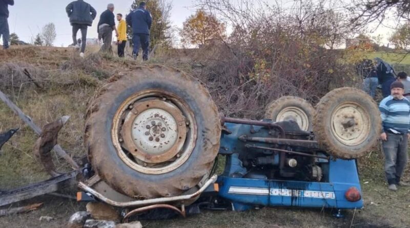 Devrilen traktörün altında kalan sürücü yaralandı 1