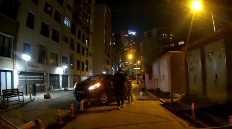 Kağıthane'de ters yöne giren sürücü bariyere çıkarak askıda kaldı, o anlar kamerada 1