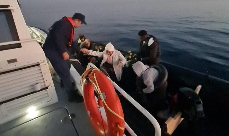 Kuşadası açıklarında 14 düzensiz göçmen yakalandı 1