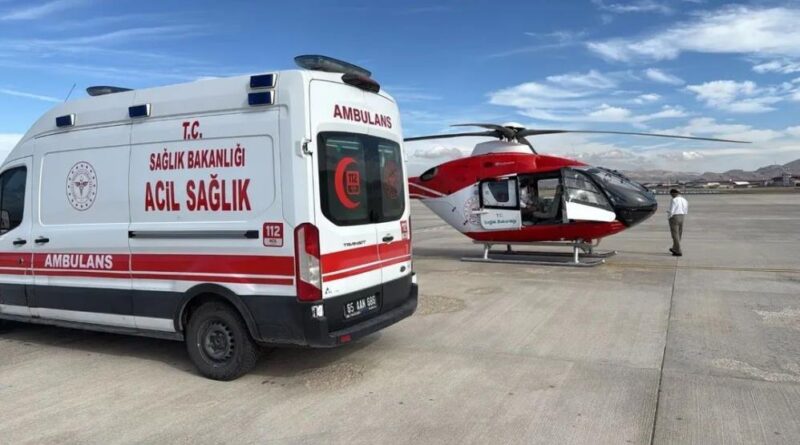 Trafik kazasında yaralanan şahıs ambulans helikopter ile Van'a getirildi 1